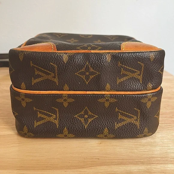 🎊SOLD🎊Louis Vuitton Amazone Vintage Monogram Crossbody bag✨ - Picture 9 of 16